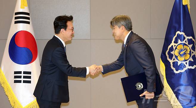 김민석 국무총리가 5일 오전 세종시 정부세종청사에서 김이탁 국토교통부 1차관에게 임명장을 수여하고 있다. 2025.12.5/뉴스1 ⓒ News1 김기남 기자