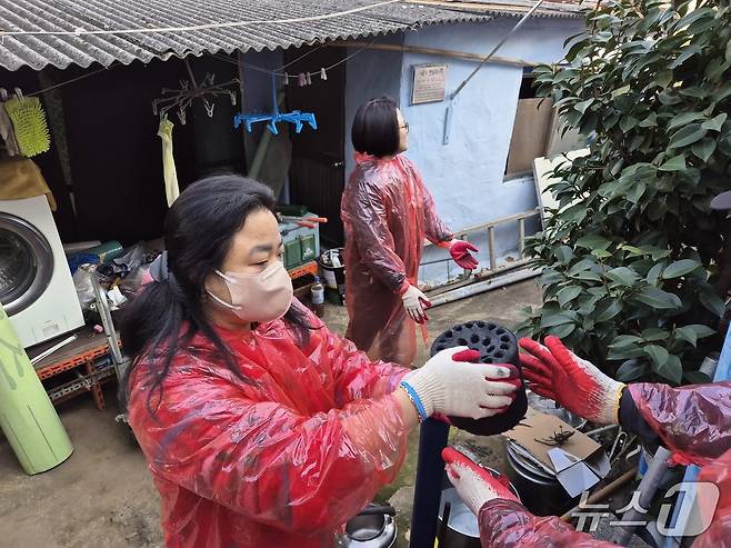 열린마음봉사단이 7일 울산 남구 선암동의 한 마을에서 에너지 취약계층에게 연탄을 전달하고 있다.202512.8/뉴스1ⓒ 뉴스1 박정현 기자