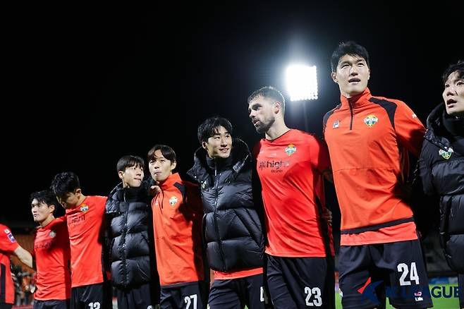 부리람 유나이티드 원정을 떠난 강원FC 선수단. (한국프로축구연맹 제공)