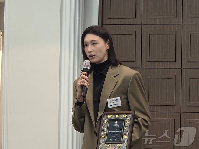 8일 서울 중구 프레스센터에서 열린 '2025 한국체육기자연맹 시상식'에서 '올해의 선수상'을 수상한 김연경이 소감을 말하고 있다. ⓒ News1 안영준 기자