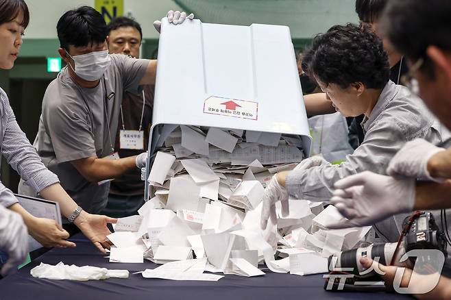 제21대 대통령 선거 투표일인 지난 6월 3일 오후 서울 관악구 서울대학교 체육관에 마련된 개표소에서 선거사무원들이 개표 작업을 실시하고 있다. 2025.6.3/뉴스1 ⓒ News1 민경석 기자