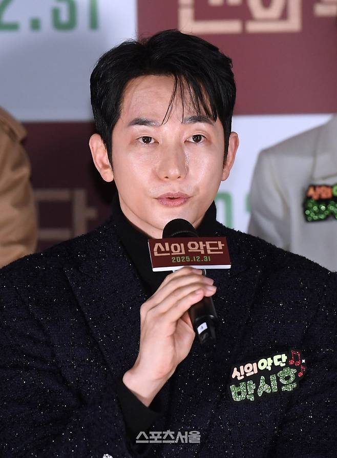 배우 박시후가 8일 서울 용산구 CGV 아이파크몰에서 진행된 영화 ‘신의 악단’ 제작보고회에서 사회자의 질문에 답을 하고 있다.  영화 ‘신의 악단’은 대북 제재로 자금줄이 막힌 북한이 국제사회로부터 2억 달러 지원을 얻기 위해 북한 최초의 가짜 찬양단을 창설하면서 벌어지는 이야기를 담은 작품으로 배우 박시후, 정진운, 태항호, 장지건, 한정완, 문경민, 고혜진, 최선자, 서동원, 강승완, 신한결 등이 출연하며 김형협 감독이 연출을 맡았다. 2025. 12. 8.  박진업 기자 upandup@sportsseoul.com