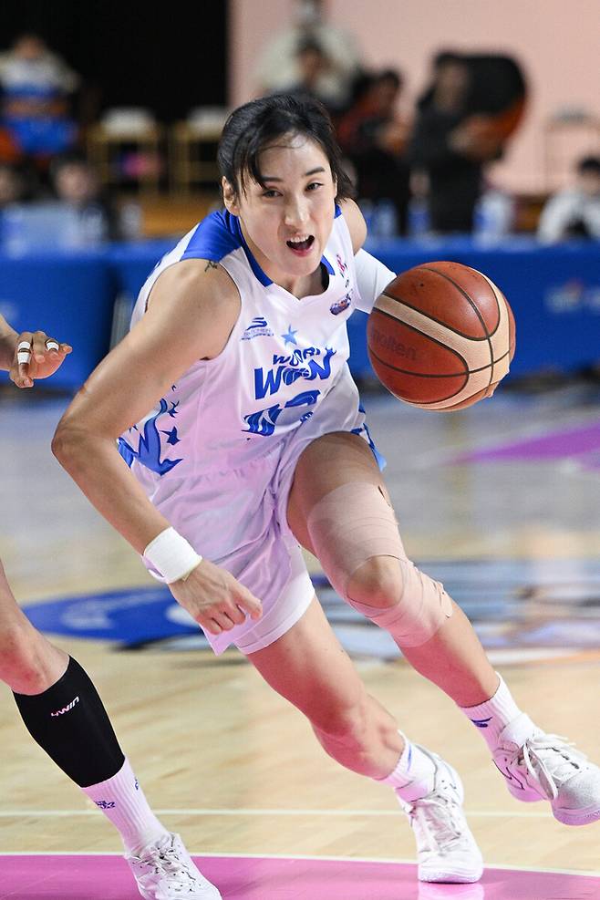 김단비가 돌파를 시도하고 있다. 사진 | WKBL