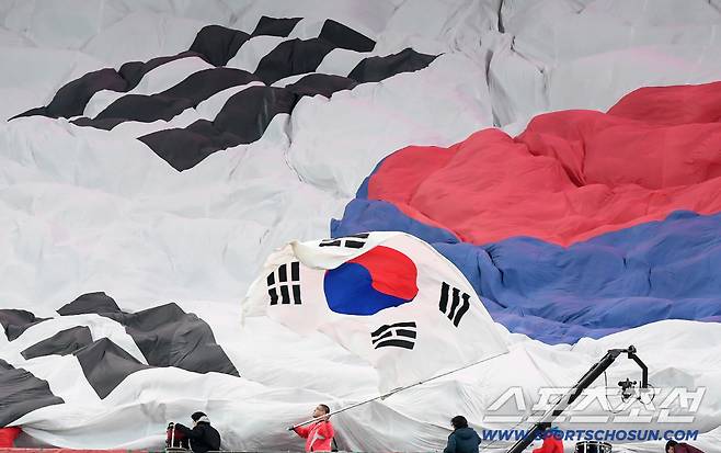 18일 서울월드컵경기장에서 열린 한국과 가나의 축구대표팀 평가전.  국민의례 때 대형 태극기가 펼쳐지고 있다. 상암=정재근 기자 cjg@sportschosun.com/2025.11.18/