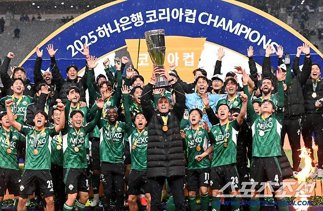 6일 서울월드컵경기장에서 열린 2025 하나은행 코리아컵 결승, 전북 현대와 광주FC의 경기. 전북이 승리하며 우승을 차지했다. 우승컵을 들어올리는 거스 포옛 감독과 선수들의 모습. 상암=허상욱 기자wook@sportschosun.com/2025.12.06/