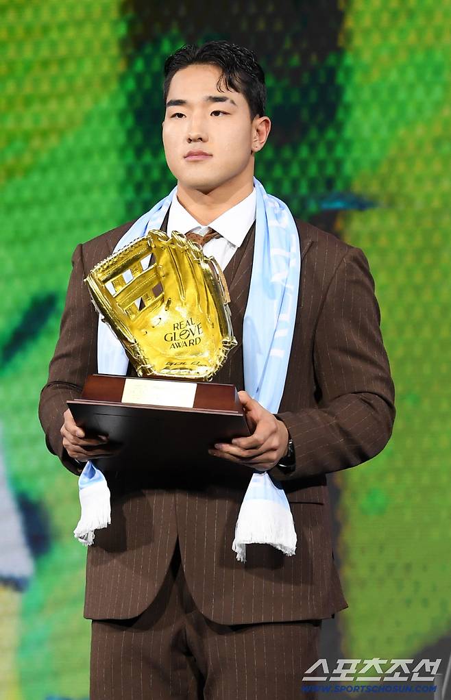 2025 리얼글러브 어워드가 1일 서울 광진구 그랜드 워커힐에서 열렸다. 외야수 부문 수상자 안현민이 기념촬영을 하고 있다. 박재만 기자 pjm@sportschosun.com/2025.12.01/