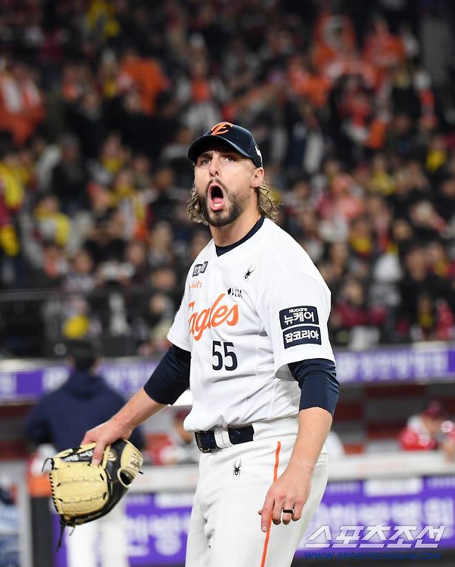 30일 대전 한화생명볼파크에서 열린 한국시리즈 4차전 한화 이글스와 LG 트윈스의 경기. 8,2이닝 무실점 호투를 펼친 한화 선발 와이스가 포효하고 있다. 대전=박재만 기자 pjm@sportschosun.com/2025.10.30/