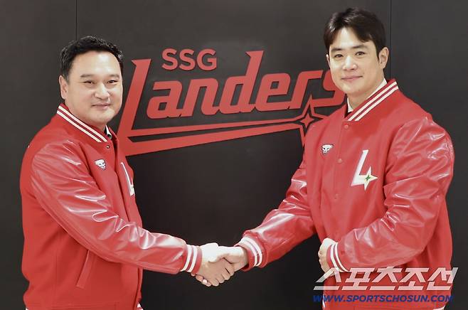 FA가 아닌 자유계약으로 풀린 김재환이 SSG 랜더스와 계약한 뒤 김재섭 대표이사와 악수를 하고 있다. 사진제공=SSG 랜더스
