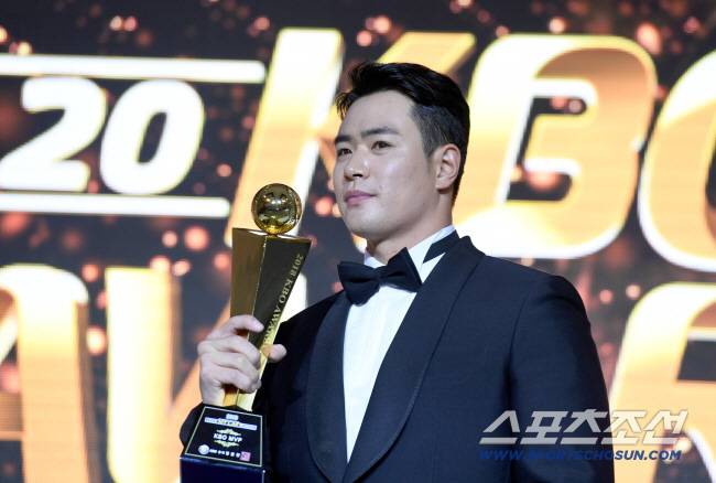 2018 KBO 시상식이 19일 오후 서울 르메르디앙 호텔에서 열렸다. 시상식에서 KBO리그 MVP를 받은 두산 김재환이 수상하고 있다.

김경민 기자 kyungmin@sportschosun.com /2018.11.19/