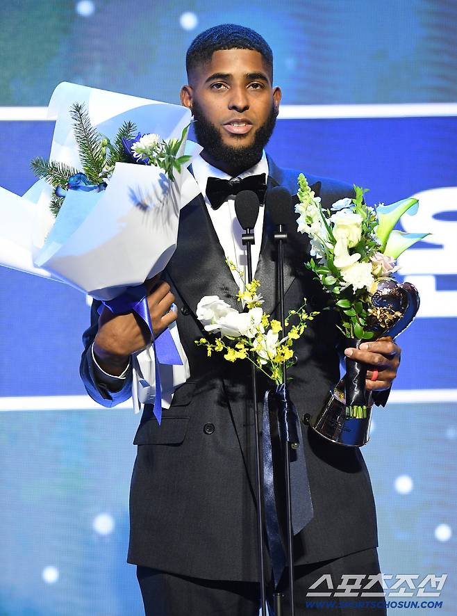 24일 오후 서울 송파구 롯데호텔에서 2025KBO시상식이 열렸다. 1루수 부문 수비상을 수상한 삼성 디아즈가 수상소감을 말하고 있다. 정재근 기자 cjg@sportschosun.com/2025.11.24/