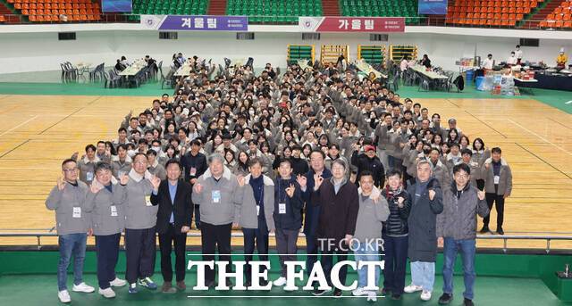 6일 익산시 신동 원광대학교 문화체육관에서 '하나된 원광, 함께 뛰는 우리의 순간'을 주제로 원광대와 원광보건대 직원 360여 명이 참석한 체육대회가 열려 참석자들이 기념 촬영을 하고 있다. /원광대