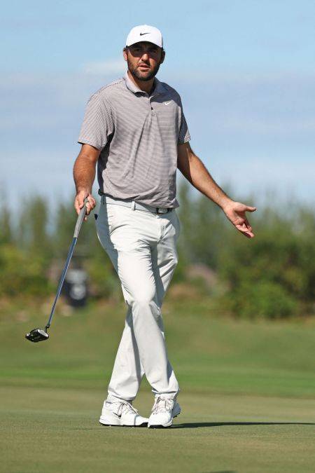 셰플러가 히어로 월드 챌린지 4라운드 4번 홀에서 파 퍼트를 놓친 뒤 아쉬워하고 있다. 바하마=AFP연합뉴스