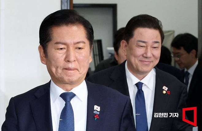 정청래 더불어민주당 대표와 김병기 원내대표가 8일 국회에서 열린 최고위원회의에 참석하고 있다. 2025.12.8 김현민 기자