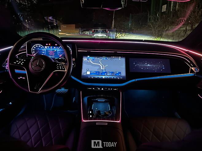 벤츠 E450 4MATIC은 달이 뜨는 밤이 되면 더욱 매력적인 분위기를 자아낸다