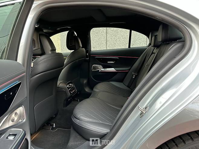 뒷좌석은 적당한 공간을 확보하고 있다. 2열 시트의 형태가 의외로 편하다. 어느 정도 시트에 감싸 안기는 느낌도 든다.