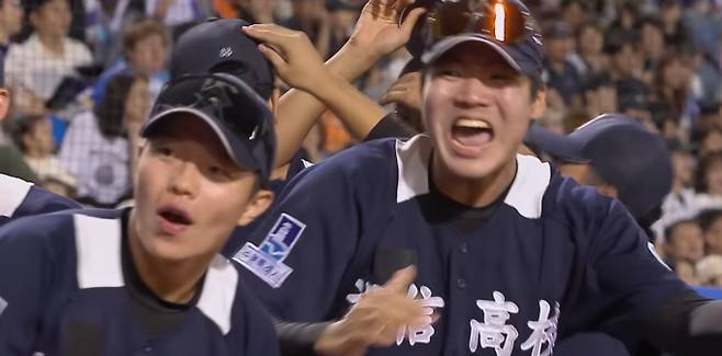 불꽃 파이터즈가 8일 스튜디오C1 야구 예능 ‘불꽃야구’에서 유신고를 상대로 시즌 17승 사냥에 나선다. 파이터즈는 투수 이대은의 난조로 위기를 맞지만, 선수들의 투지로 반전을 노린다. 이번 경기는 임상우의 고별전으로, 임상우는 공수 양면에서 맹활약하며 유종의 미를 거두려 한다. 김성근 감독은 정근우에게 맞춤형 작전을 지시해 놀라운 성과를 끌어내고, 결정적인 순간 예상 밖의 대타 카드를 꺼내 들어 승부수를 던진다.