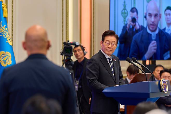 이재명 대통령이 3일 청와대 영빈관에서 열린 '새롭게 선 민주주의, 그 1년' 외신 기자회견에서 한 외신기자의 질문을 듣고 있다./대통령실