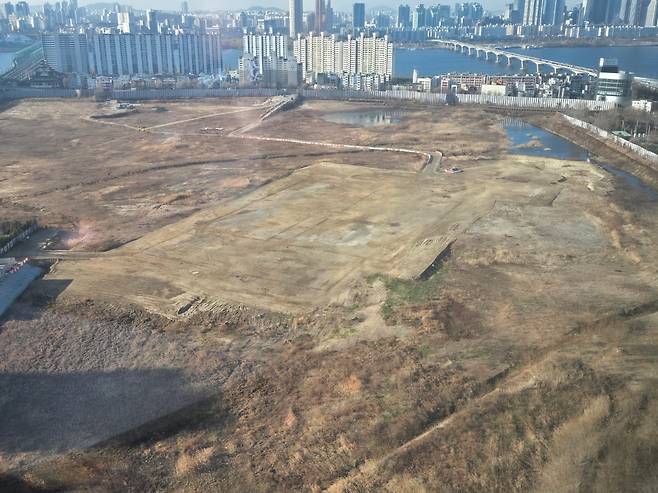 8일 서울 용산구 노보텔 앰배서더 서울에서 내려다 본 국제업무지구(옛 용산정비창 부지) 개발 현장. /정민하 기자