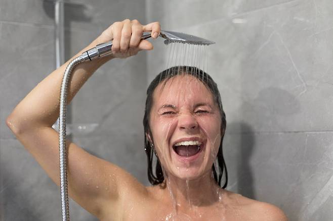 샤워기 물줄기가 비정상적으로 나오거나 검은 찌꺼기가 발견되는 현상은 노즐 구멍에 쌓인 미네랄 찌꺼기 때문이다.구연산을 미지근한 물에 녹여 샤워기 부품을 30분간 담가두면 복잡한 도구 없이도 물때와 석회질을 효과적으로 청소할 수 있다. 사진=게티이미지뱅크.