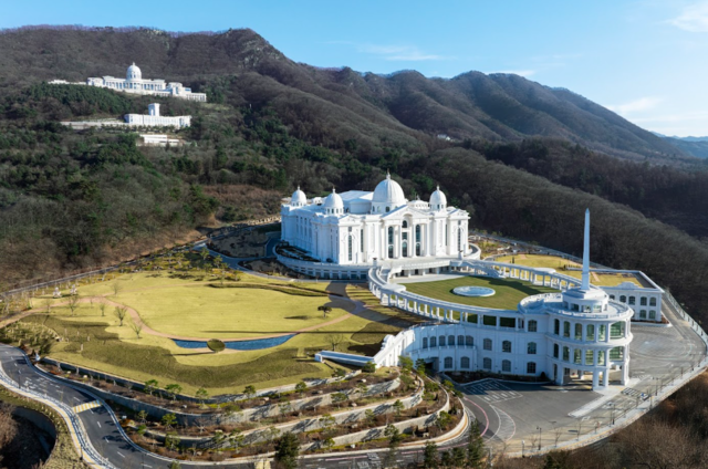 야외광장을 중심으로 바라본 천원궁 박물관 전경 사진제공=가정연합