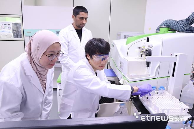 포스텍 첨단원자력공학부 방사화학실험실 연구진이 유도결합플라즈마 질량분석기를 활용해 세슘(Cs) 시료의 농도를 정밀 분석하고 있다.