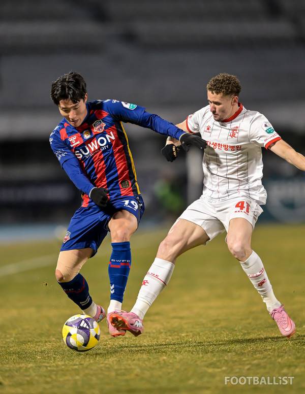 김경민(왼쪽, 수원FC), 갈레고(오른쪽, 부천FC). 서형권 기자