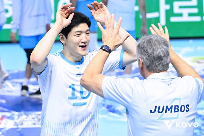 대한항공 정지석(왼쪽)과 헤난 감독이 7일 삼성화재와의 홈 경기 승리 후 하이파이브를 하고 있다. 사진=KOVO