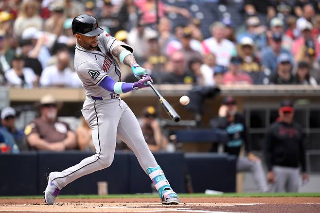 <yonhap photo-1125=""> Arizona Diamondbacks' Ketel Marte hits a solo home run during the first inning of a baseball game against the San Diego Padres, Sunday, Sept. 28, 2025, in San Diego. (AP Photo/Orlando Ramirez)/2025-09-29 04:43:55/ <저작권자 ⓒ 1980-2025 ㈜연합뉴스. 무단 전재 재배포 금지, AI 학습 및 활용 금지></yonhap>