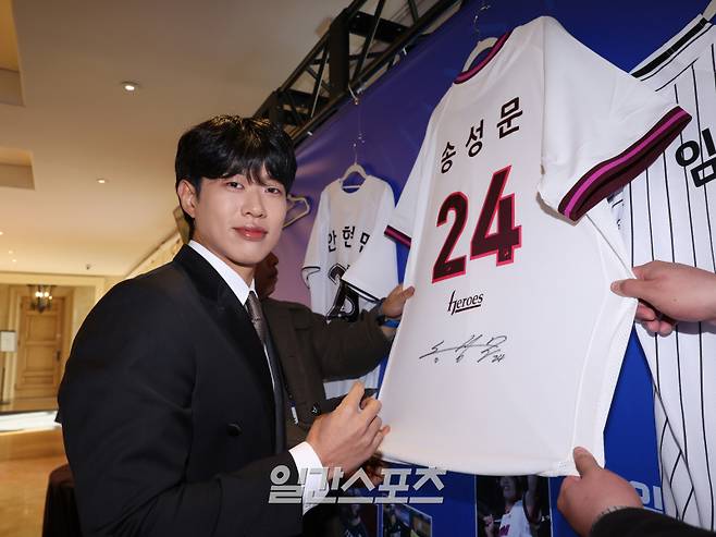 (주)조아제약과 일간스포츠가 공동제정한 '2025 조아제약 프로야구 대상' 시상식이 2일 오전 서울 강남구 라움아트센터에서 열렸다. 키움 송성문이 사인하고 있다. 국내 최고의 권위를 자랑하는 일간스포츠-조아제약 프로야구 대상은 1977년 출범 이후 48년의 역사를 이어온 명실상부 국내 최고의 프로야구 시상식이다. 올해 시상식은 전통 시상식의 틀을 뛰어넘어, 팬들이 참여하는 토크쇼, 특별사인회 등 다채로운 행사로 거듭났다. 특별취재단/2025.12.02/