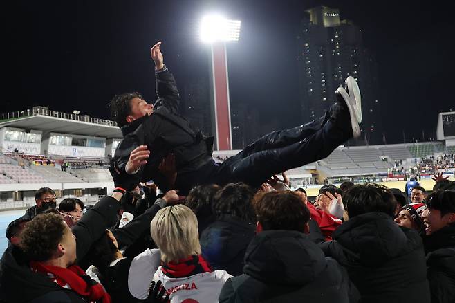 <yonhap photo-4603=""> 부천FC, '첫 승격'의 기쁨 (수원=연합뉴스) 이지은 기자 = 8일 수원종합운동장에서 열린 프로축구 승강 플레이오프 2차전 수원FC와 부천FC의 경기. 3대2로 승리한 부천FC 선수들이 이영민 감독을 헹가래하고 있다. 2025.12.8 jieunlee@yna.co.kr/2025-12-08 21:37:50/ <저작권자 ⓒ 1980-2025 ㈜연합뉴스. 무단 전재 재배포 금지, AI 학습 및 활용 금지></yonhap>