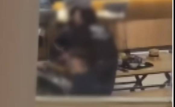 자신의 2살 아이를 데리고 고등학생 제자와 호텔을 드나든 여교사가 류중일 전 야구 국가대표팀 감독의 며느리인 것으로 드러났다. 사진은 류 전 감독 전 며느리가 고교생 제자 B군과 입맞춤하는 장면. [사진=채널A 보도화면 캡처]