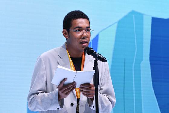 지난 6월 제16회 홍진기 창조인상 문화예술 부문을 수상한 작곡가 이하느리가 시상식에서 소감을 말하고 있다. 19세, 역대 최연소 수상자다. 김종호 기자