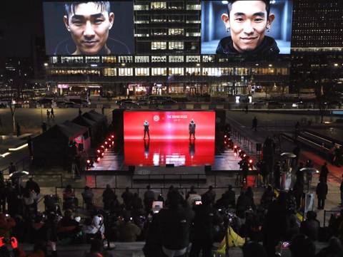 지난달 27일 광화문KT사옥에서 열린 듀스의 신곡 청음회 무대.[사진 KT지니뮤직]
