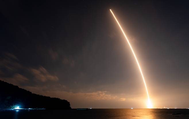 최지환 뉴스핌 기자가 촬영한 누리호의 모습. 최 기자는 '장노출을 통해 한 장의 사진으로 발사되는 과정을 합성 없이 보여줄 수 있어서 기억에 남는다. 3분정도 짧은 시간이지만 아침 일찍부터 준비한게 보상받는 느낌이었다'는 소회를 밝혔다. /종합뉴스통신사 뉴스핌