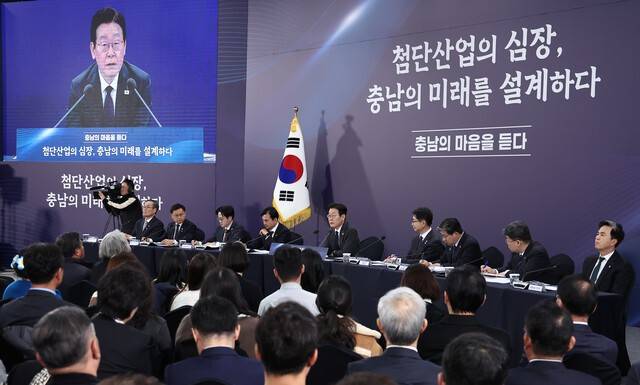 ▲ 이재명 대통령이 5일 충남 천안시 한국기술교육대학교에서 열린 '충남의 마음을 듣다' 타운홀미팅에서 토론을 주재하고 있다. 연합뉴스