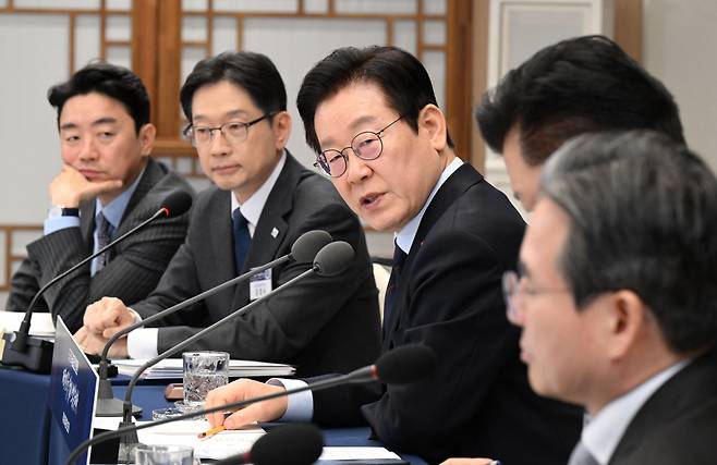 이재명 대통령이 8일 용산 대통령실 청사에서 열린 지방시대위원회 보고회에서 발언을 하고 있다. 왼쪽은 김경수 지방시대위원장. 대통령실사진기자단