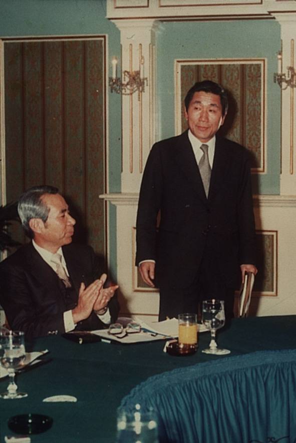 Lee Yong-il, right, is elected the KBO’s first secretary general at the professional baseball founding meeting on Dec. 11, 1982. [JOONGANG ILBO]