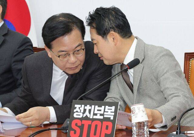 국민의힘 장동혁(오른쪽) 대표와 송언석 원내대표가 8일 국회에서 열린 최고위원회의에서 대화하고 있다. 장 대표는 내란전담재판부 설치법과 법왜곡죄 신설법에 대해 “전국 법원장들이 한목소리로 위헌성을 강하게 지적하며 국민 권리가 침해된다고 분명하게 경고하고 나섰다”고 반발했다. 이병주 기자