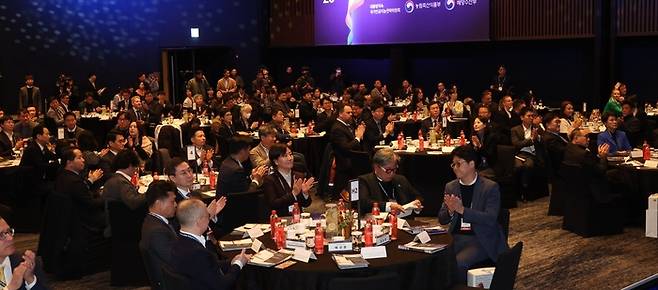 지난 4~5일 서울 JW매리어트호텔에서 개최된  ‘월드푸드테크포럼 2025’에서 참석자들이 게르하르트 슈뢰더 전 독일 총리 기조강연에 박수를 보내고 있다.[이승환기자]