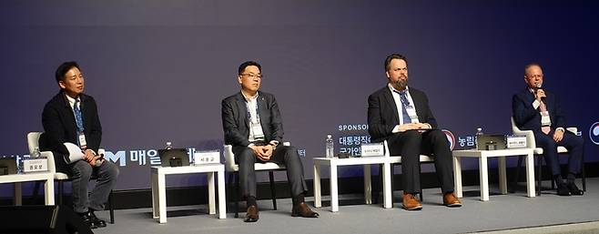 권오상 월드푸드테크협의회 부회장(왼쪽)이 토론을 진행하고 있다. 왼쪽 두번째부터 서훈교 대상웰라이프 대표, 도미니크 이발드 프라운호퍼IGD 헤드, 레이먼드 셰플러 HITI CEO.