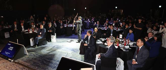 이완 작가가 활을 이용해 ‘월드푸드테크포럼 2025’ 개막식에서 아트 퍼포먼스를 펼치고 있다.[이승환기자]