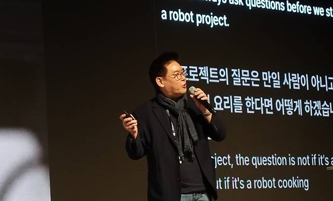 데니스 홍 미국 UCLA 교수가 주제발표를 하고 있다.