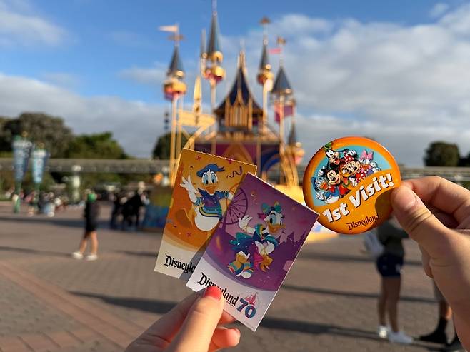 파크 호퍼 티켓과 디즈니랜드 기념 뱃지. /사진= 강예신 기자