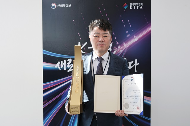 김남중 코스맥스엔비티 대표가 7000만불 수출의탑을 수상하고 있다. /코스맥스그룹