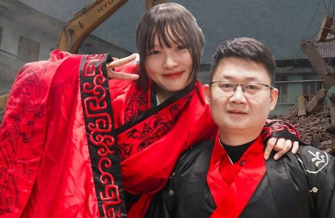 2008년 5월 12일 중국 쓰촨성에서 발생한 대지진에서 살아난 여성이 당시 자신을 구해준 남성과 우연히 만나 결혼했다는 소식이 알려져 화제다. [사진출처 = SCMP]