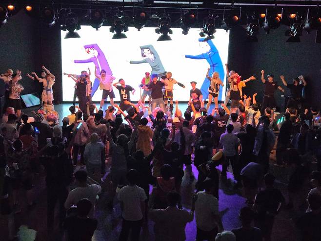 현대백화점 신촌관 서브컬처 특화공간인 '스페이스 일러스타'에서 덕후들이 애니메이션 동작에 맞춰 춤을 추고 있다./사진=현대백화점 제공