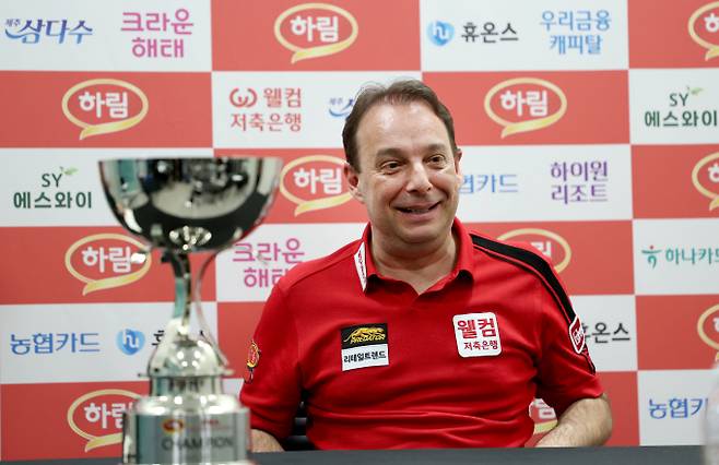 다니엘 산체스가 통산 세 번째, 2연속 우승에 성공했다. 사진은 지난 7일 경기 고양 킨텍스 PBA스타디움에서 열린 2025-26시즌 8차 투어 하림 PBA-LPBA 챔피언십에서 우승을 차지한 산체스. /사진=프로당구협회(PBA) 제공