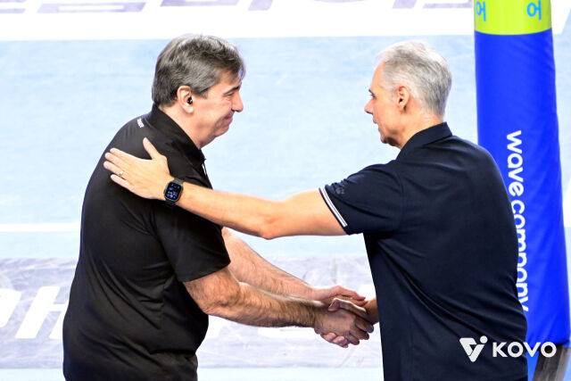 현대캐피탈 필립 블랑 감독과 KB손해보험 레오나르도 카르발류 감독./KOVO