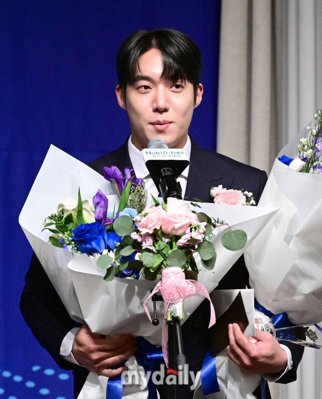 2025년 12월 8일 서울 청담동 리베라 호텔에서 '2025 뉴트리디데이 일구상 시상식'이 열렸다. 삼성 원태인이 최고 투수상을 수상하고 있다./청담=유진형 기자 zolong@mydaily.co.kr