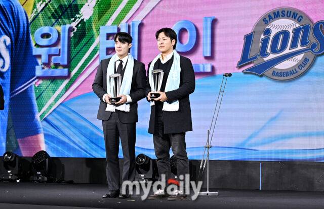 삼성 원태인과 강민호가 1일 오전 서울 광장동 비스타 워커힐 서울에서 진행된 '2025 리얼글러브 어워드(REAL GLOVEWARD)'에서 베스트 배터리상을 수상하고 있다. 리얼글러브 어워드는 한국 프로야구 선수들이 직접 투표를 통해 동료 선수들의 활약을 평가하고 각 포지션별 최고의 선수를 선정하는 국내 유일의 선수 주도형 시상식으로, 선수들 스스로 한 해 동안 가장 뛰어난 활약을 펼친 동료를 평가하고 인정하는 자리다./마이데일리